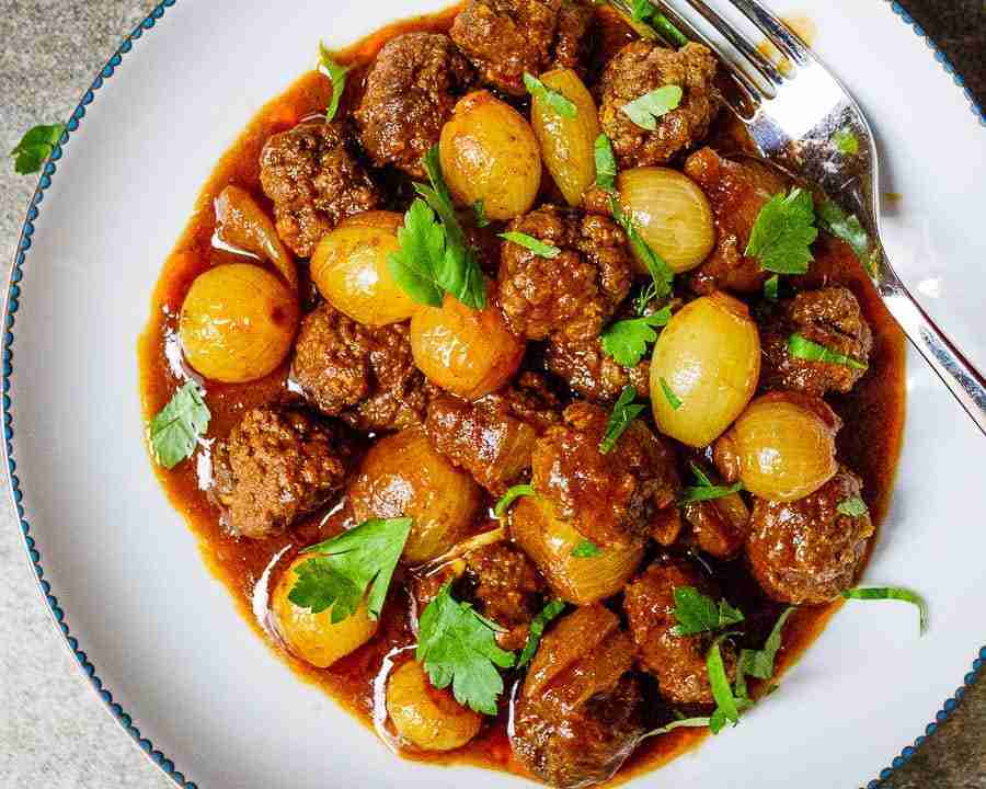 خورش آبکاری شده در یک کاسه سفید که از بالا دیده می شود