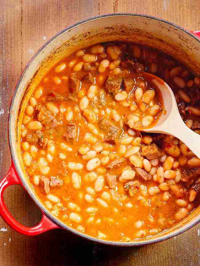 خورش لوبیا سفید ترکی با گوشت در قابلمه چدنی از بالا دیده می شود خورش لوبیا سفید ترکی با گوشت در قابلمه چدنی از بالا دیده می شود