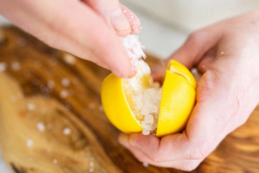 نمک درشت را به لیمو اضافه کنید.