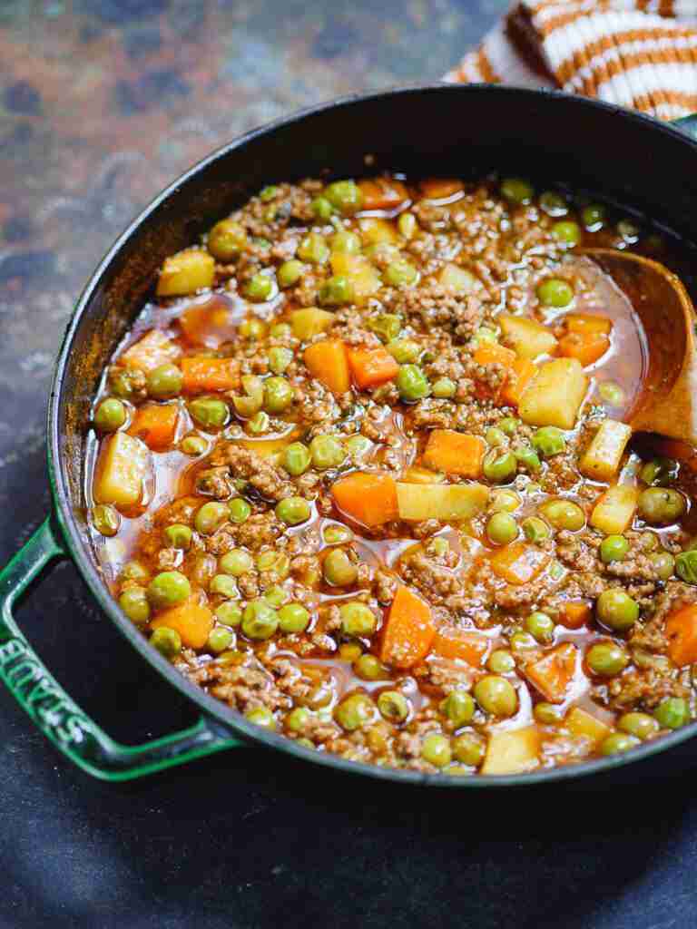 خورش نخود لبنانی با گوشت در قابلمه، از سطح چشم دیده می شود خورش نخود لبنانی با گوشت در قابلمه، از سطح چشم دیده می شود
