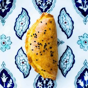 پوگاچا با پنیر فتا (شیرینی صبحانه ترکی)