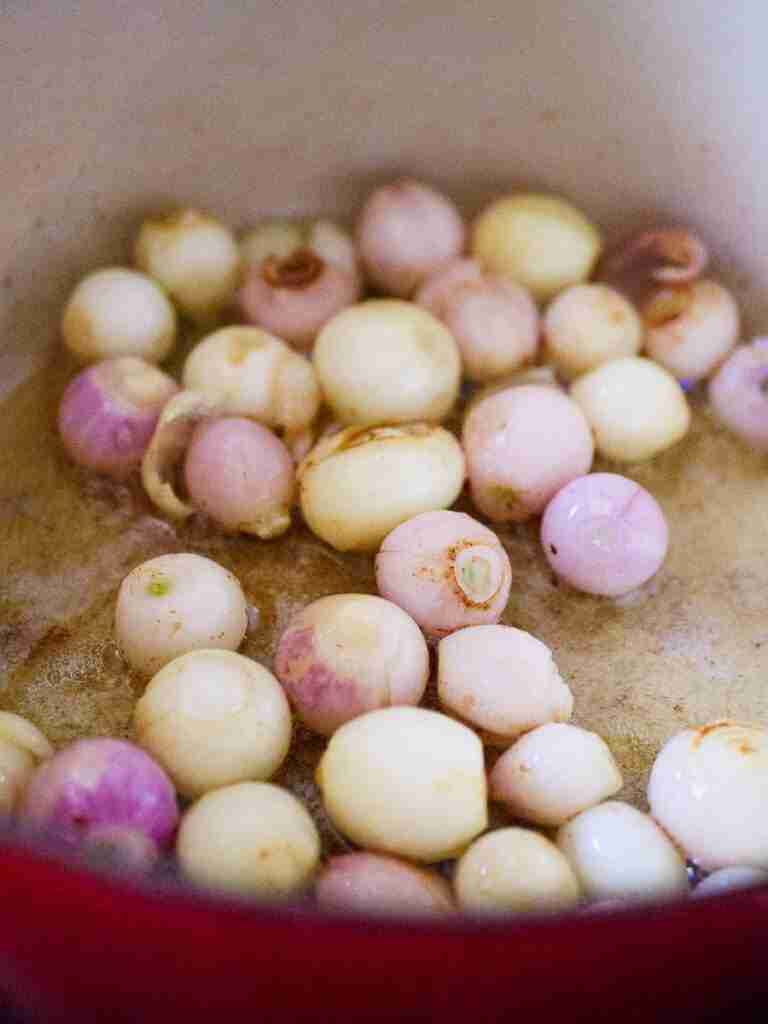 موسیر در قابلمه لعابی سرخ شده موسیر در قابلمه لعابی سرخ شده