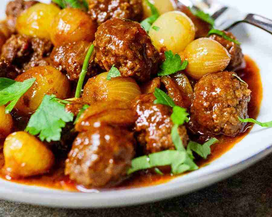 خورش آبکاری شده در یک کاسه سفید، از نزدیک دیده می شود