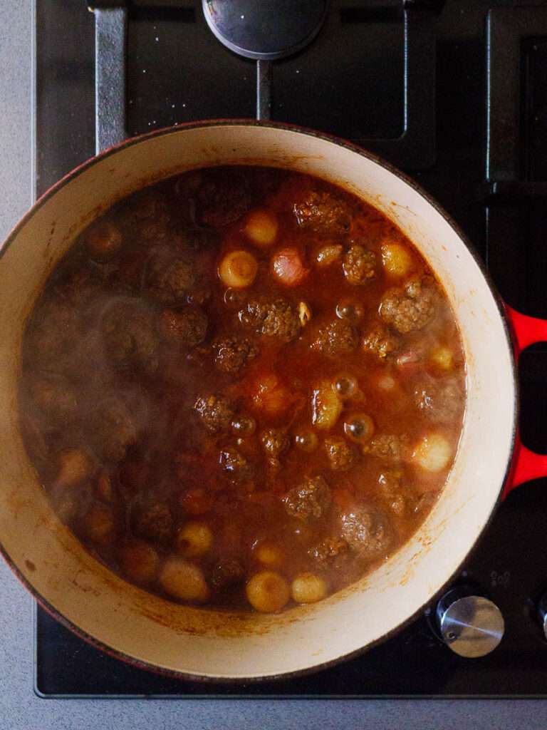 خورش در حال جوشیدن روی اجاق گاز از بالا دیده می شود