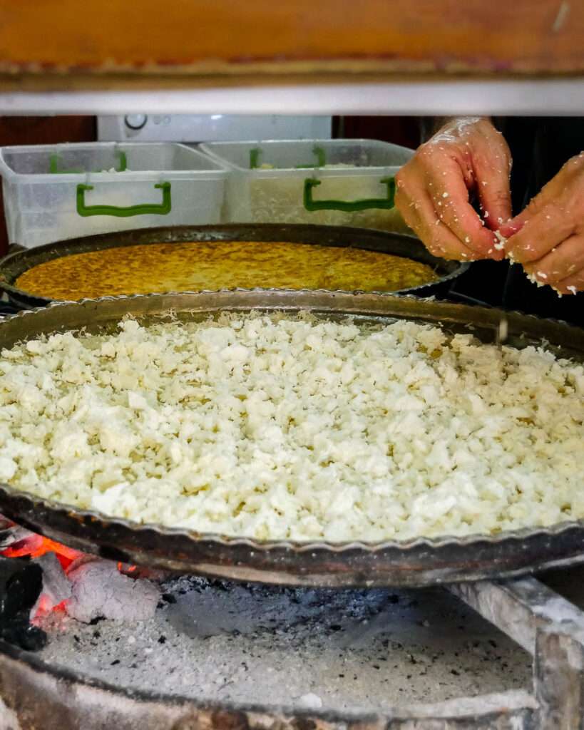 نمای نزدیک از کونیفه در حال ساخت، با مقدار زیادی پنیر