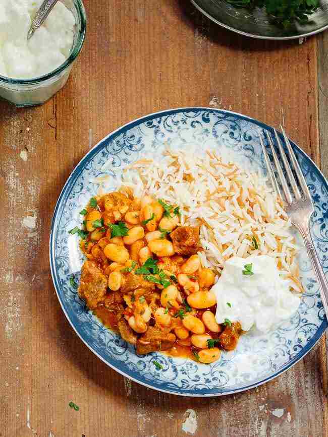 خورش لوبیا سفید ترکی با برنج و ماست در بشقاب آبی طرح دار که از بالا دیده می شود خورش لوبیا سفید ترکی با برنج و ماست در بشقاب آبی طرح دار که از بالا دیده می شود
