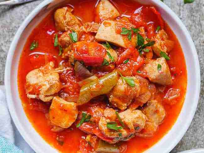 نمای نزدیک از خورش مرغ ترکی از بالا نمای نزدیک از خورش مرغ ترکی از بالا
