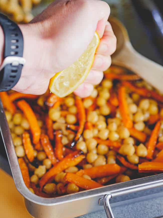 با دست لیمو را روی نخود و هویج تفت دهید