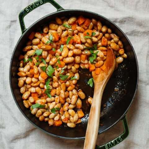 Barbunya pilaki در گلدان بزرگ، از بالا دیده می شود