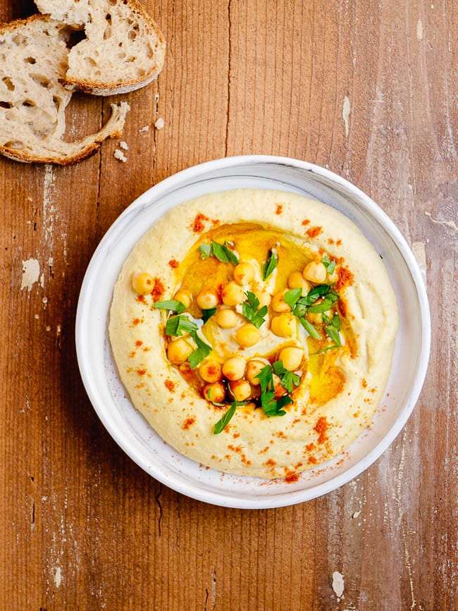 Hummus tehina در بشقاب با زمینه چوبی