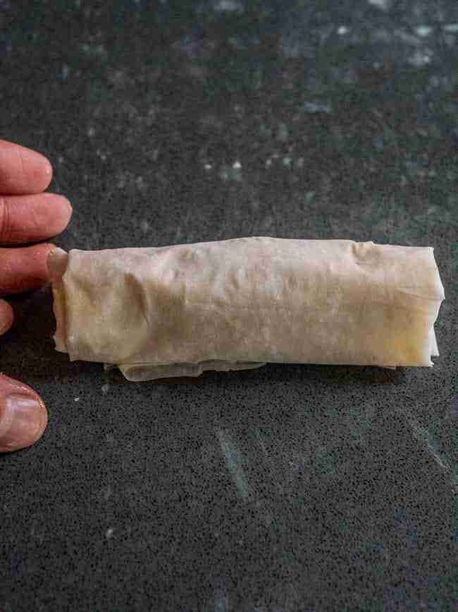 دستی که نتیجه نهایی بورک سبک سیگار رول شده را نشان می دهد