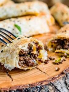 بورک با گوشت گاو تند و پسته