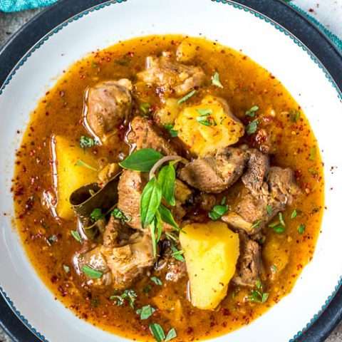 خورش بره با سیب زمینی که از بالا به پایین دیده می شود خورش بره با سیب زمینی که از بالا به پایین دیده می شود