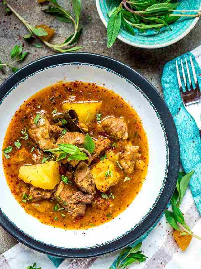 خورش بره با سیب زمینی که از بالا به پایین دیده می شود خورش بره با سیب زمینی که از بالا به پایین دیده می شود