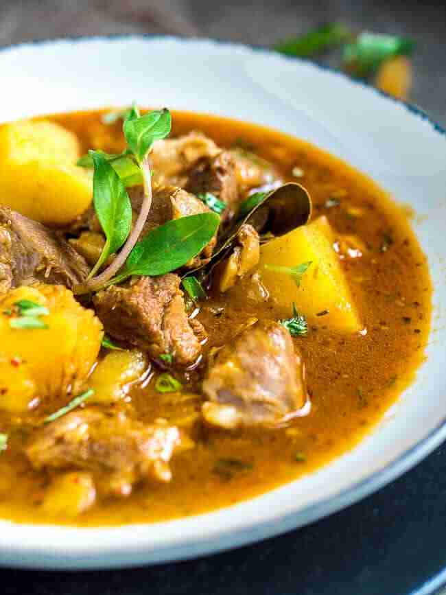 خورش بره با سیب زمینی که از پهلو دیده می شود خورش بره با سیب زمینی که از پهلو دیده می شود