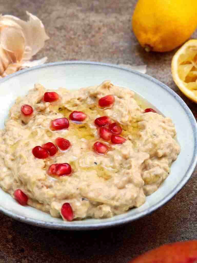 عکس: مت راندم. بابا گانوش با دانه های انار