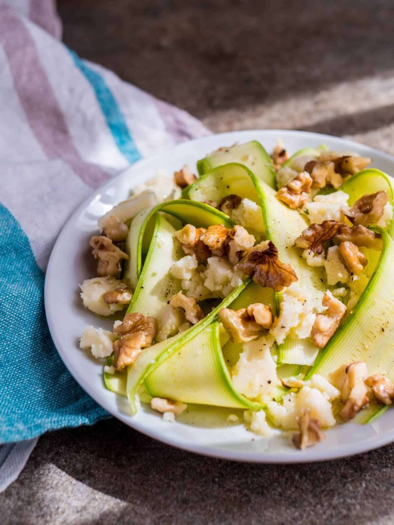 سالاد کدو سبز خام با گردو و پنیر رسیده