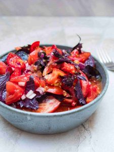 سالاد گوجه فرنگی با ریحان بنفش