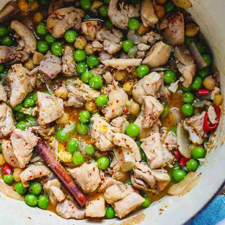 خورش نخود مرغ در قابلمه لعابی از بالا دیده می شود خورش نخود مرغ در قابلمه لعابی از بالا دیده می شود