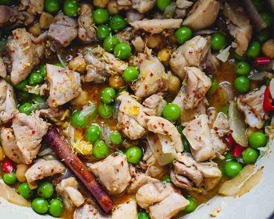 خورش نخود مرغ در قابلمه لعابی که از بالا از نزدیک دیده می شود خورش نخود مرغ در قابلمه لعابی که از بالا از نزدیک دیده می شود