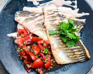 سی باس با سس تاهینی و سالاد گوجه فرنگی