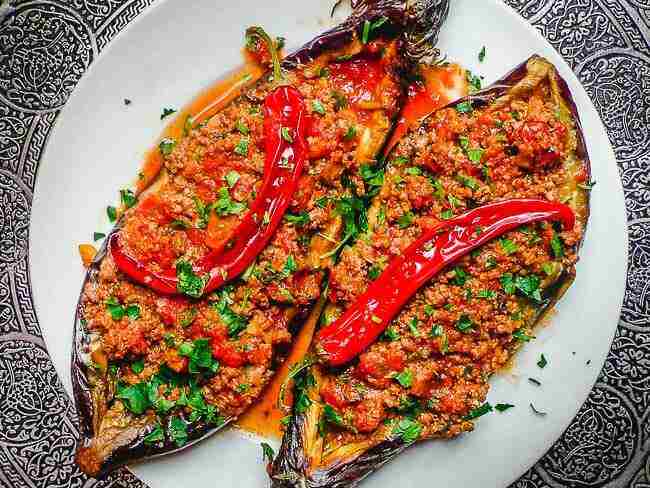 دو کارنیاریک روی صفحه سفید، از بالا دیده می شود دو کارنیاریک روی صفحه سفید، از بالا دیده می شود